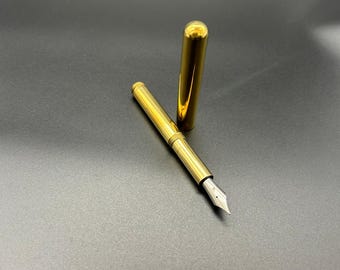 Pluma estilográfica Daphne Signature de latón