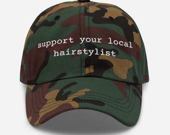 Gorra de papá bordada con la frase "Apoya a tu peluquero local"