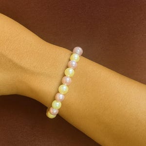 Pastel-colored pearl bracelet in pink and vanilla yellow – Handmade bracelet with mother-of-pearl shine – delicate, feminine, elastic – Gift idea