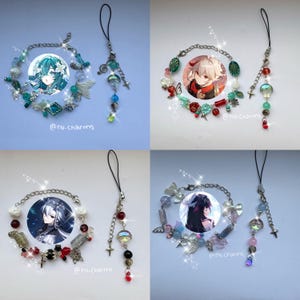 Pode incluir: Quatro conjuntos de pulseiras de contas e pingentes de telefone correspondentes, cada um apresentando um retrato circular de personagem de anime. As joias incluem várias contas coloridas, pingentes de metal e correntes prateadas, com o texto @nv.charms visível em cada um.