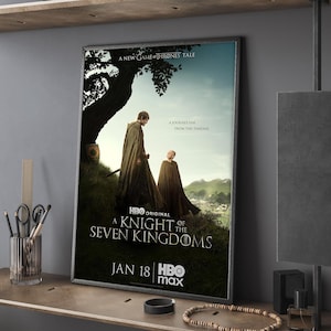 Puede incluir: Póster enmarcado de "A Knight of the Seven Kingdoms" con dos figuras con capas bajo un árbol. El póster incluye el texto "A New Game of Thrones Tale", "HBO Original" y "Jan 18 HBO max."