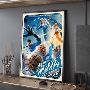 Puede incluir: Un póster enmarcado de la película "Fantastic 4: First Steps" con personajes con trajes azules y naranjas. El póster incluye el texto "IN CINEMAS THURSDAY JULY 24" y los logotipos de Dolby Cinema, RealD 3D e IMAX.