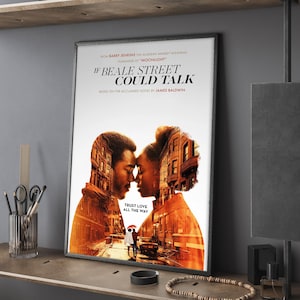 Pode incluir: Cartaz de filme emoldurado para "If Beale Street Could Talk" com moldura preta. O cartaz apresenta duas pessoas em perfil, com paisagens urbanas sobrepostas em suas silhuetas. O texto inclui o título do filme e "Trust Love All The Way."