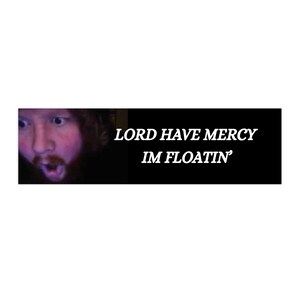 Può includere: Un adesivo rettangolare con sfondo nero e testo bianco che recita "LORD HAVE MERCY IM FLOATIN'". Il lato sinistro dell'adesivo presenta un primo piano del volto di una persona con espressione sorpresa.
