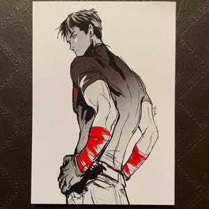 Könnte beinhalten: Schwarz-Weiß-Illustration einer Person, die über ihre Schulter blickt. Die Person trägt ein schwarzes T-Shirt und rote Armbinden. Das Kunstwerk befindet sich auf weißem Hintergrund.