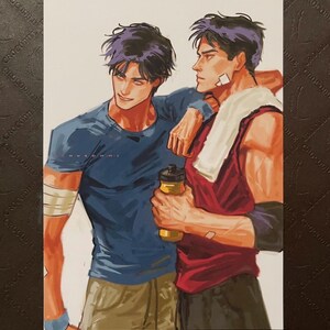Könnte beinhalten: Manga-Illustration von zwei athletischen Figuren. Einer trägt ein blaues T-Shirt, der andere ein rotes Tanktop mit einem Handtuch. Einer hält eine gelbe Wasserflasche.