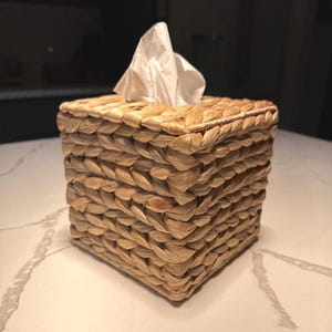 Square Rattan Tissue Box Cover – Boho Woven Water Hyacinth Tissue Holder for Bathroom, Bedroom, Kitchen & Tabletop Decor