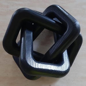 Handgemaakt zwart houten knoopdecor – boerderijkettingschakelaccent, rustiek tafelblad en planksculptuur