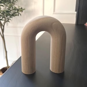 Witte houten knoopsculptuur – modern minimalistisch interieur, elegant tafelbladaccent, prinses houtkunst