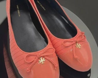 Zapatos de ballet acolchados con puntera reforzada para mujer de TORY BURCH, en piel de cabra y charol, color coral.
