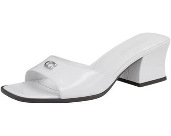 Sandalia de tacón cuadrado con diseño esculpido en forma de C de Coach para mujer, color blanco óptico, talla 9.5