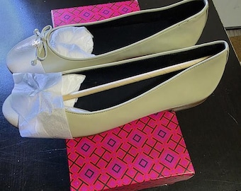 Bailarinas de piel con puntera reforzada TORY BURCH, color ostra/plata, tallas 10.5 y 11 para mujer