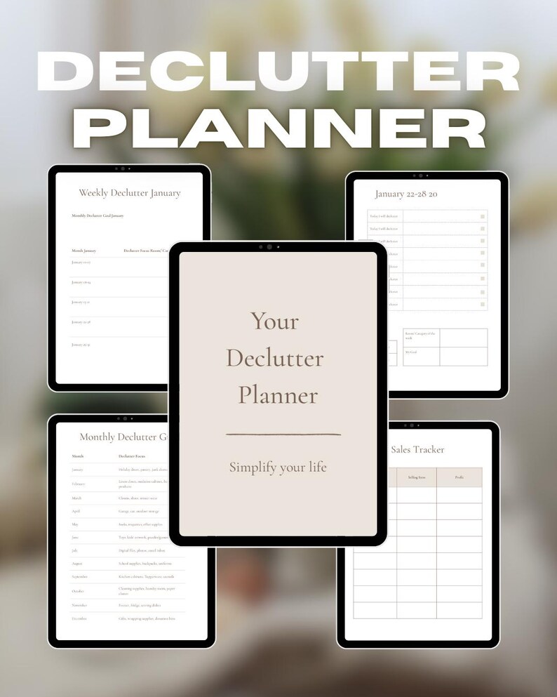Op de afbeelding: Een digitale opruimplanner met de titel "DECLUTTER PLANNER" in witte tekst. De planner bevat wekelijkse, maandelijkse en verkooptracker-sjablonen. De centrale tablet toont "Your Declutter Planner" en "Simplify your life."