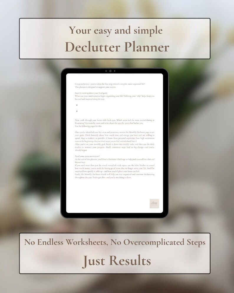 Op de afbeelding: Een zwarte tablet toont de tekst "Your easy and simple Declutter Planner". Het scherm toont tekst over opruimen. Daaronder staat "No Endless Worksheets, No Overcomplicated Steps, Just Results."