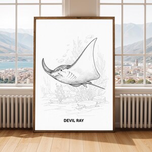 Puede incluir: Ilustración en blanco y negro enmarcada de una manta raya nadando bajo el agua. La obra de arte presenta un detallado trabajo de líneas, que representa la raya con sus cuernos y aletas en forma de alas. El texto "DEVIL RAY" está impreso en la parte inferior.