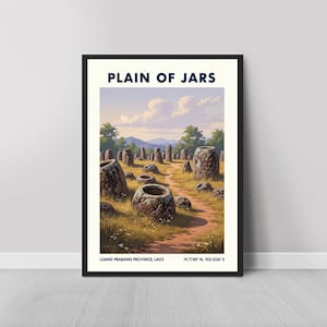 Peut inclure: Impression d'art encadrée du site des Jarres au Laos. L'image présente de grandes jarres en pierre dispersées dans un champ herbeux, avec un sentier qui les traverse. Le ciel est bleu avec des nuages. Le texte en haut indique "PLAIN OF JARS".