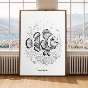 Puede incluir: Ilustración en blanco y negro de un pez payaso nadando entre corales y burbujas. La palabra "CLOWNFISH" está impresa en la parte inferior. La obra de arte se exhibe en una habitación con vistas a una ciudad y montañas.