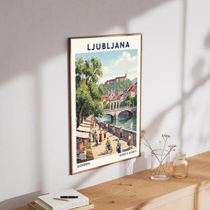 Lámina artística de Liubliana – Póster de viaje vintage de Eslovenia, escena del río imagen 3