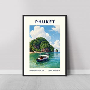 Könnte beinhalten: Gerahmter Kunstdruck mit einer Ansicht von Phuket, Thailand. Das Bild zeigt ein Boot auf türkisfarbenem Wasser, grüne Inseln und einen blauen Himmel mit Wolken. Das Wort "PHUKET" steht oben. Der Text "THAILAND, SÜDOSTASIEN" steht unten.
