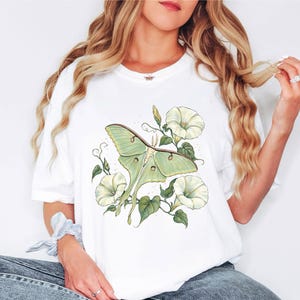 Mondfalter-Shirt, Botanisches Schmetterlings-T-Shirt, Cottagecore-T-Shirt, Geschenk für Insektenliebhaber, Mondblumen-Natur-Shirt für Damen, Lässiges Grafik-Shirt Bild 4