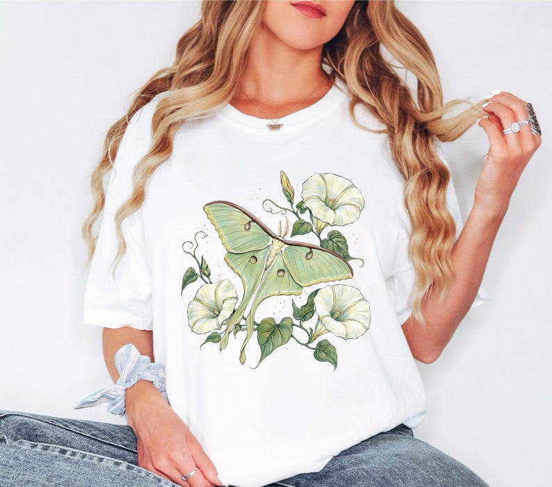 Mondfalter-Shirt, Botanisches Schmetterlings-T-Shirt, Cottagecore-T-Shirt, Geschenk für Insektenliebhaber, Mondblumen-Natur-Shirt für Damen, Lässiges Grafik-Shirt Bild 4