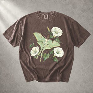 Mondfalter-Shirt, Botanisches Schmetterlings-T-Shirt, Cottagecore-T-Shirt, Geschenk für Insektenliebhaber, Mondblumen-Natur-Shirt für Damen, Lässiges Grafik-Shirt Bild 7