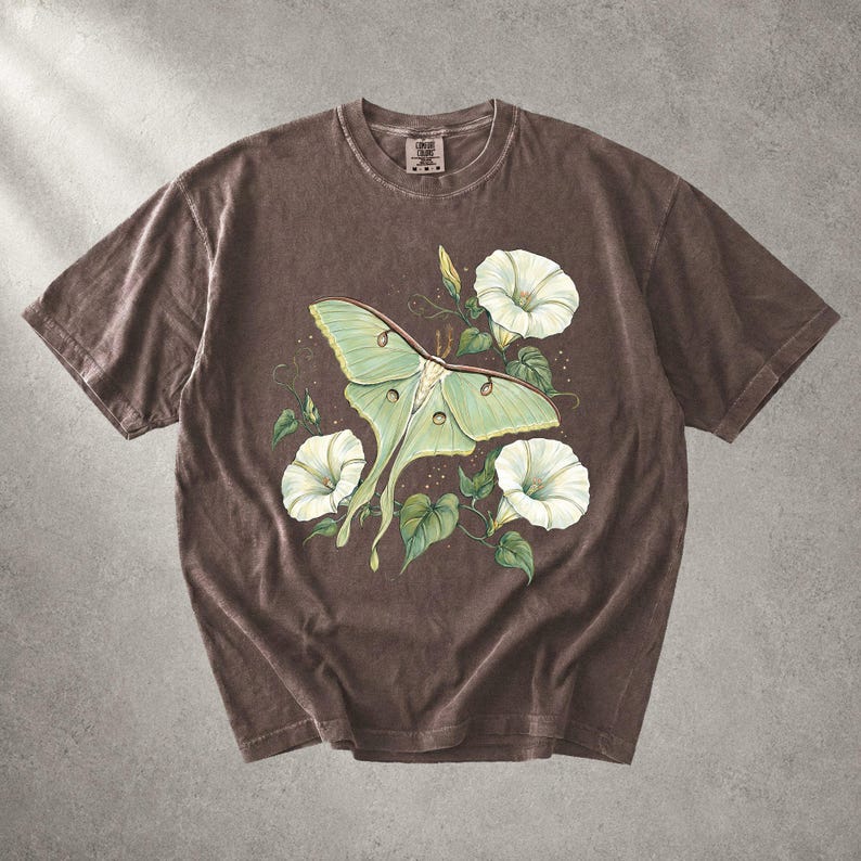 Mondfalter-Shirt, Botanisches Schmetterlings-T-Shirt, Cottagecore-T-Shirt, Geschenk für Insektenliebhaber, Mondblumen-Natur-Shirt für Damen, Lässiges Grafik-Shirt Bild 7