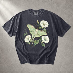 Mondfalter-Shirt, Botanisches Schmetterlings-T-Shirt, Cottagecore-T-Shirt, Geschenk für Insektenliebhaber, Mondblumen-Natur-Shirt für Damen, Lässiges Grafik-Shirt Bild 6