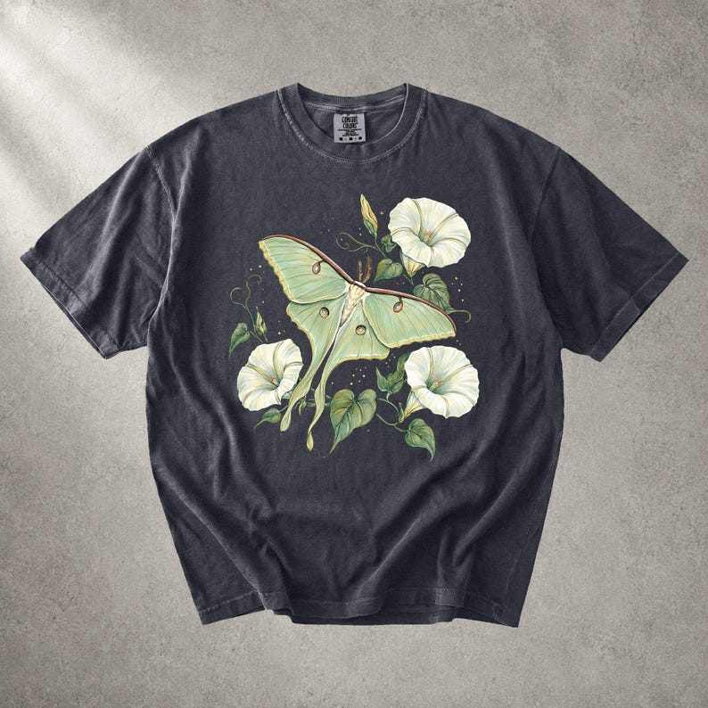 Mondfalter-Shirt, Botanisches Schmetterlings-T-Shirt, Cottagecore-T-Shirt, Geschenk für Insektenliebhaber, Mondblumen-Natur-Shirt für Damen, Lässiges Grafik-Shirt Bild 6