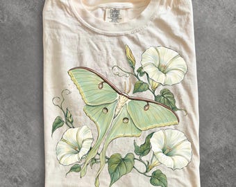 Maglietta con falena lunare, maglietta con grafica botanica di falena, t-shirt cottagecore, regalo per amanti degli insetti, maglietta con fiore di luna e natura per donna, maglietta grafica casual