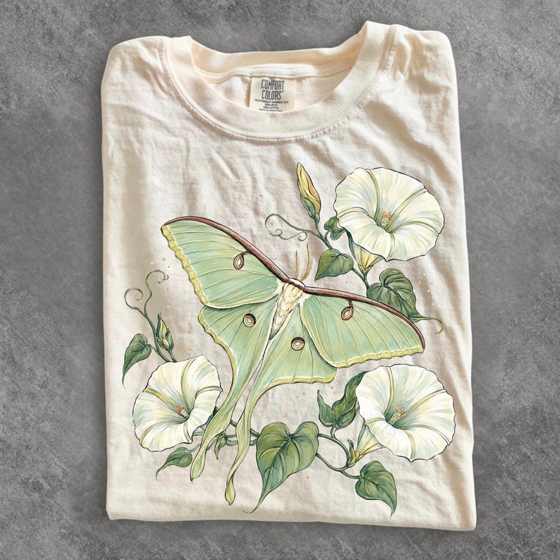 Mondfalter-Shirt, Botanisches Schmetterlings-T-Shirt, Cottagecore-T-Shirt, Geschenk für Insektenliebhaber, Mondblumen-Natur-Shirt für Damen, Lässiges Grafik-Shirt Bild 1