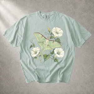 Mondfalter-Shirt, Botanisches Schmetterlings-T-Shirt, Cottagecore-T-Shirt, Geschenk für Insektenliebhaber, Mondblumen-Natur-Shirt für Damen, Lässiges Grafik-Shirt Bild 8