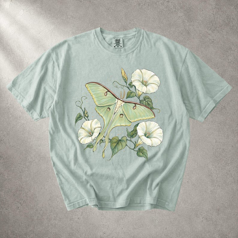 Mondfalter-Shirt, Botanisches Schmetterlings-T-Shirt, Cottagecore-T-Shirt, Geschenk für Insektenliebhaber, Mondblumen-Natur-Shirt für Damen, Lässiges Grafik-Shirt Bild 8