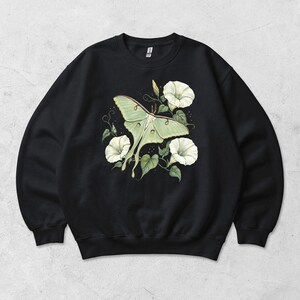 Mondfalter-Shirt, Botanisches Schmetterlings-T-Shirt, Cottagecore-T-Shirt, Geschenk für Insektenliebhaber, Mondblumen-Natur-Shirt für Damen, Lässiges Grafik-Shirt Bild 3