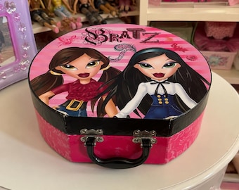 Vintage Bratz storage box for dolls and accessories – MGA Entertainment, 2000s