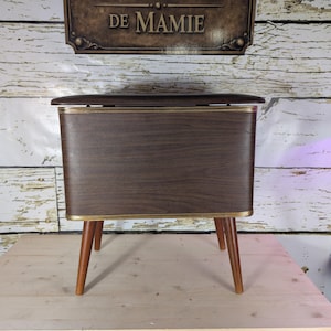 Vintage förvaringslåda på ben – Trälåda i mitten av århundradet – Dekorativ retro förvaring