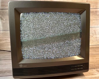 Telewizor Vintage GE 13” z 1992 r. – telewizor CRT w stylu retro z panelem drewnianym – funkcjonalny – w stylu dekoracyjnym w stylu retro