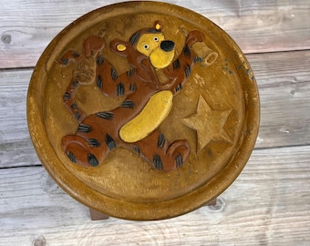 Banco pequeño de madera vintage de Tigger – Taburete infantil tallado – Diseño retro Disney – Madera maciza