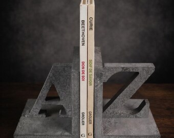 工業デザイン風樹脂製ブックエンド（A～Zの文字入り）｜ヴィンテージ風装飾ブックホルダー｜オフィス／図書館の装飾