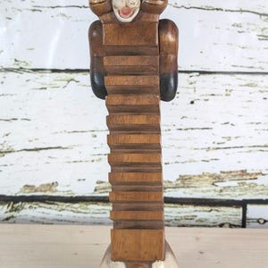 Drewniany stojak na płyty CD – zabytkowy rzeźbiony kot