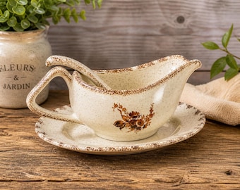 Salsera antigua con bandeja y cuchara a juego – Loza moteada en color crema y marrón – Decoración floral – FM 1981
