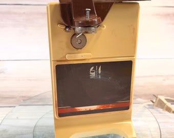 Vintage functional electric can opener, beige-brown – retro 70s kitchen – decorative small appliance