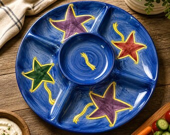 Plateau de service vintage en céramique peint à la main – Plateau compartimenté avec bol central – Étoiles colorées – 40 cm