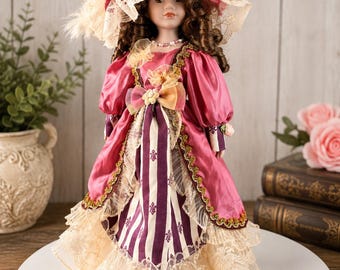 Poupée de collection en porcelaine – robe victorienne rose et dentelle – 40 cm