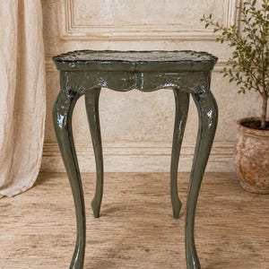 Small vintage side table – French style pedestal table – Curved legs – Patinated olive green – Shabby chic decor