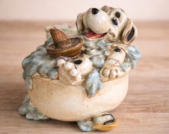 Hucha vintage con un perro en un baño de burbujas – figura de cerámica retro – decoración humorística – hucha original
