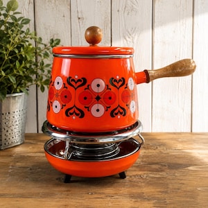 Vintage orange enameled fondue pot with burner – 70s retro design – Wooden handle – Made in Japan