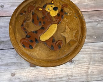 Petit banc vintage en bois Tigrou – Tabouret enfant sculpté – Décor Disney rétro – Bois massif