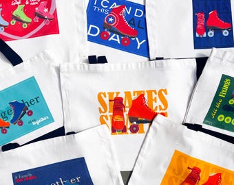 Könnte beinhalten: Weiße Tragetaschen mit verschiedenen farbenfrohen Rollschuhdesigns. Einige Taschen zeigen Texte wie "Skates Shop" und "I Can Do This All Day". Andere Taschen haben Sätze wie "Spice & nice".