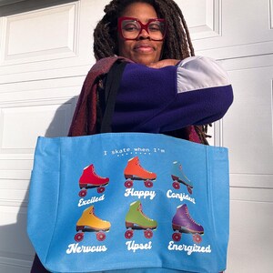 Könnte beinhalten: Eine hellblaue Tragetasche mit dem Text "I skate when I'm" und Illustrationen von Rollschuhen in verschiedenen Farben. Die Tasche zeigt die Wörter "Excited", "Happy", "Confident", "Nervous", "Upset" und "Energized".